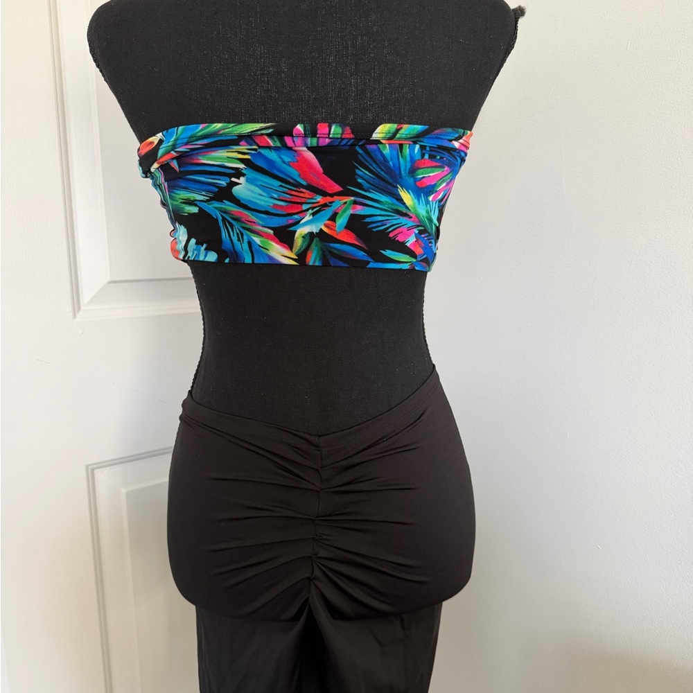 Colorful Strapless tropical top set with scrunch booty biker shorts. Super sexy - Picture 4 of 5